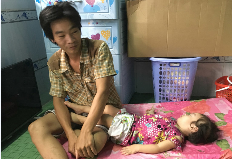 Em bé vừa chào đời đã mất mẹ, nằm bơ vơ trong phòng trọ nghèo-2