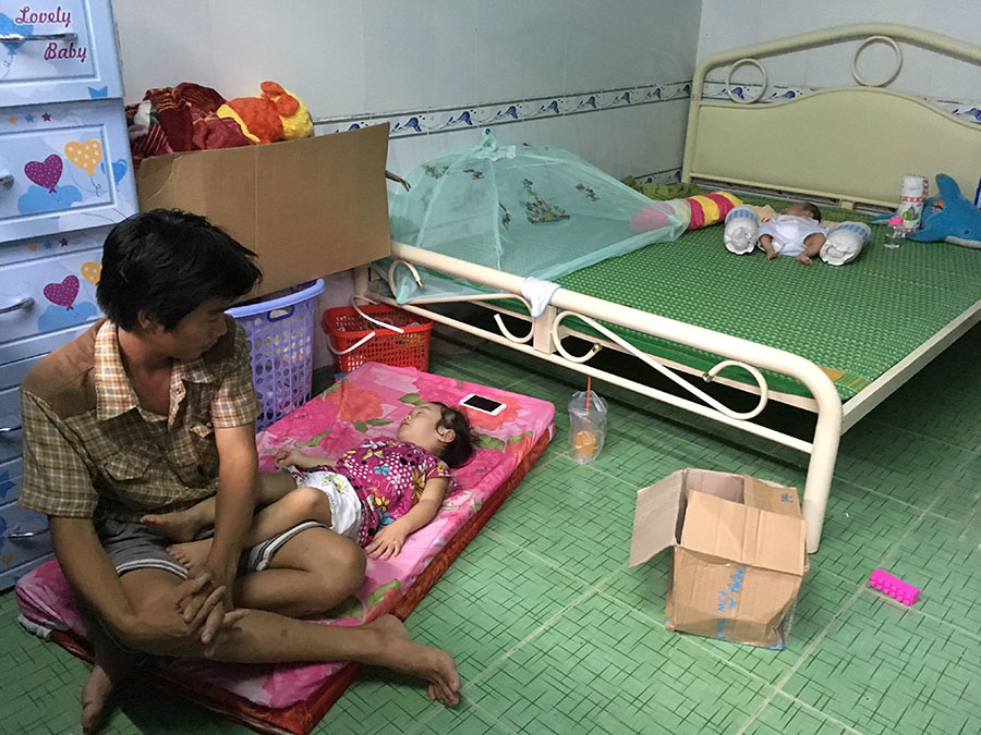 Em bé vừa chào đời đã mất mẹ, nằm bơ vơ trong phòng trọ nghèo-4