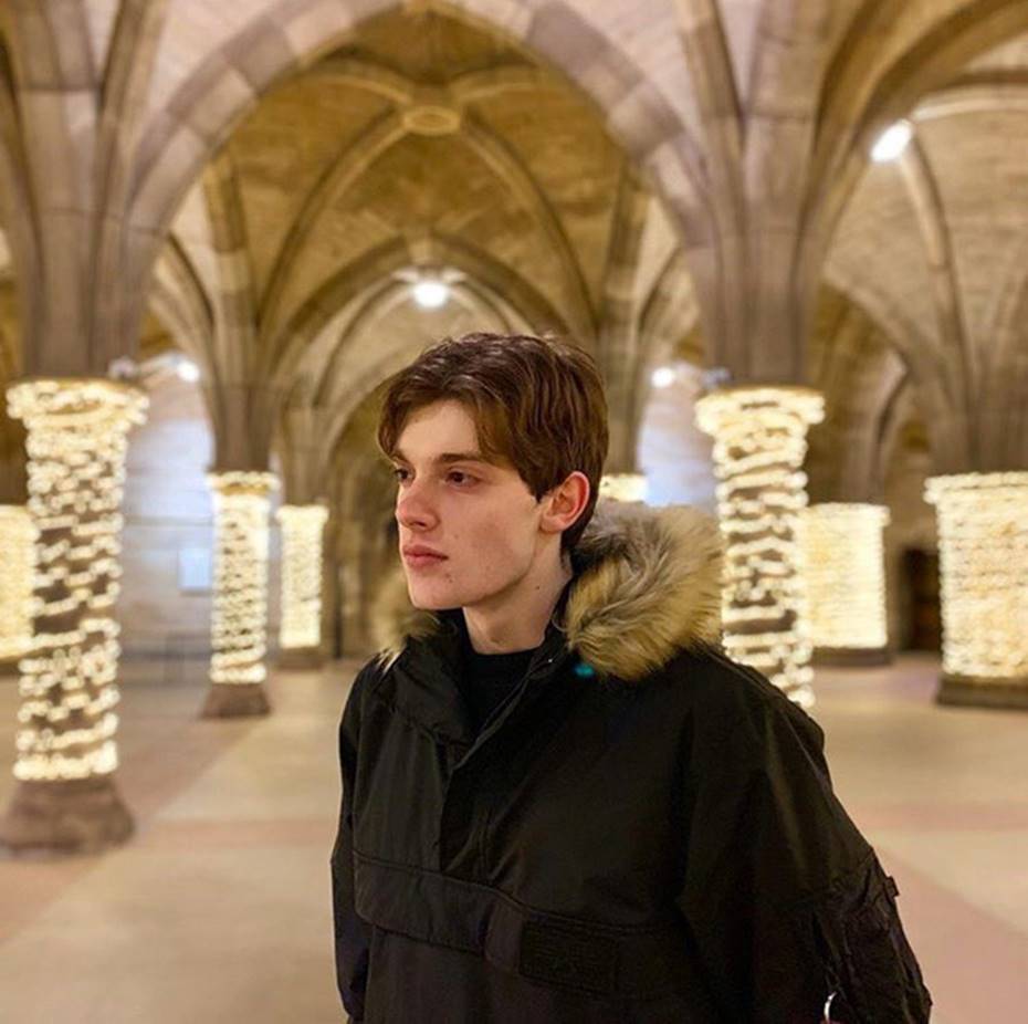 Bị chụp trộm tại ngày hội tuyển sinh ĐH Kinh tế Quốc dân, chàng soái Tây khiến hội chị em phát cuồng nhưng biết thân thế thật ai cũng buồn thiu-8