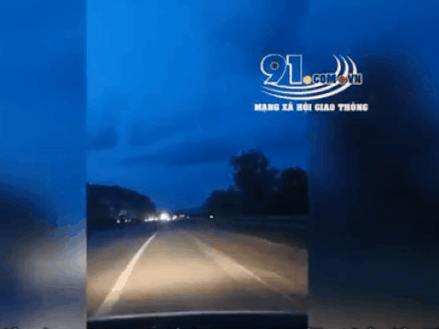 Cô gái làm loạn trên nóc taxi bị đuổi xuống, tài xế vừa tăng ga lại đuổi theo gây sự-5