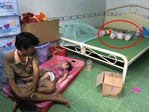 Em bé vừa chào đời đã mất mẹ, nằm bơ vơ trong phòng trọ nghèo