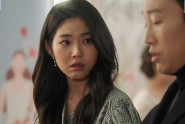 Chồng tán tỉnh gái lạ ngay trước mặt vợ chả chút kiêng dè, vợ liền thẳng tay cho anh ả tái mặt luôn-1