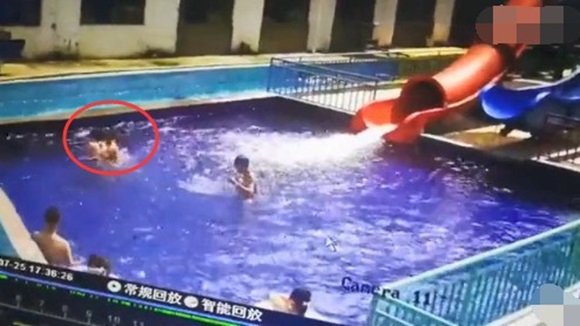 Mùa hè đi công viên nước, hai cô gái bị người đàn ông giả mạo nhân viên cứu hộ sàm sỡ trắng trợn, chị em phụ nữ cần lưu ý-2