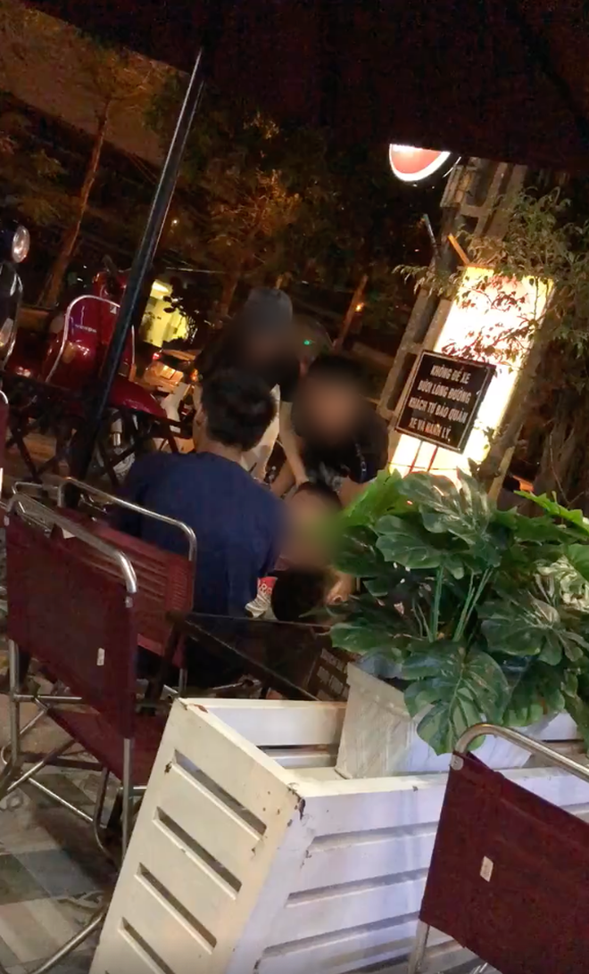 Xôn xao clip nam thanh niên lăn lộn quằn quại giữa quán nước ở Hà Nội, liên tục la hét gọi bố mẹ ơi-1
