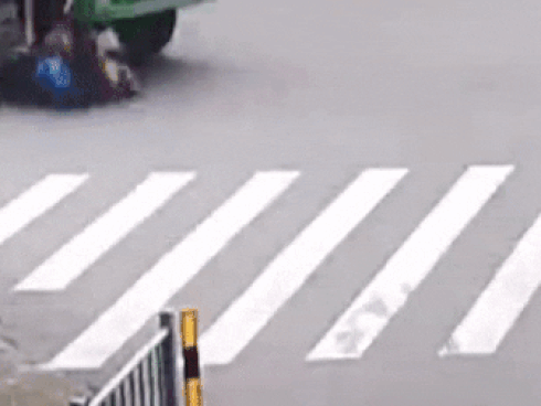 Bé gái 3 tuổi thoát chết sau 2 lần bị ôtô cán trúng-1