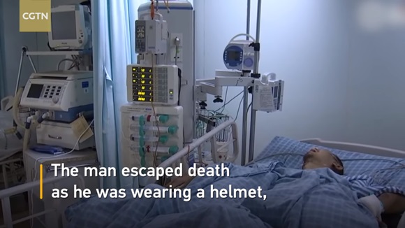 Bị xe tải cán qua đầu, shipper sống sót kỳ diệu nhờ đội mũ bảo hiểm xịn-2