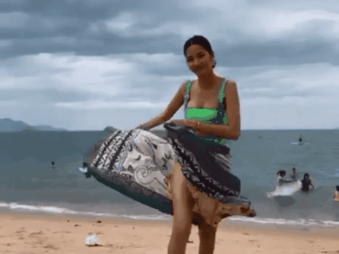 Sao Việt diện bikini: Bích Phương tưởng lép mà có 
