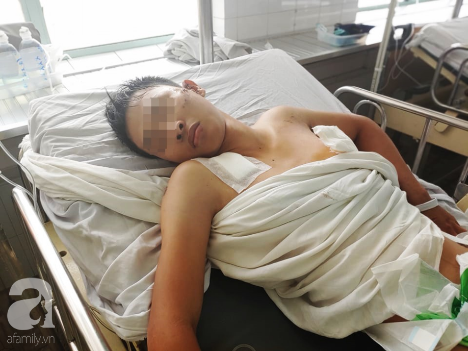 Cha mẹ bật khóc khi bác sĩ gạt mọi thủ tục để cứu con trai bị tràn máu màng phổi, hôn mê sâu nguy kịch-1