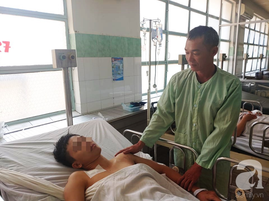 Cha mẹ bật khóc khi bác sĩ gạt mọi thủ tục để cứu con trai bị tràn máu màng phổi, hôn mê sâu nguy kịch-3