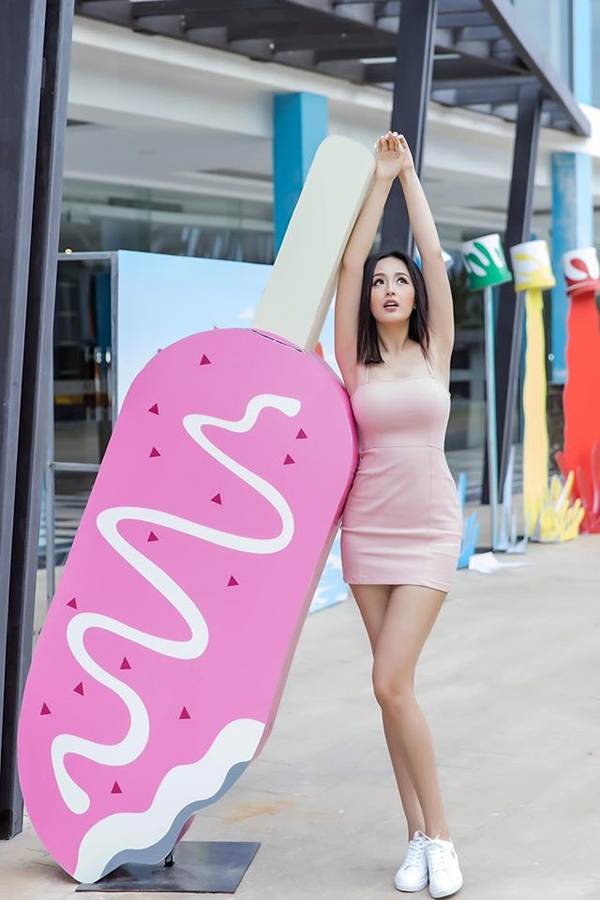 Mai Phương Thúy liên tục đốt mắt fans với loạt váy ngắn khoe đường cong-3