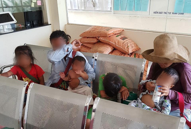 Hai người phụ nữ nằm phè phỡn” đếm tiền, chăn dắt” trẻ em ở Sài Gòn: Tái xuất sau 2 tháng được đưa vào Trung tâm bảo trợ xã hội-1