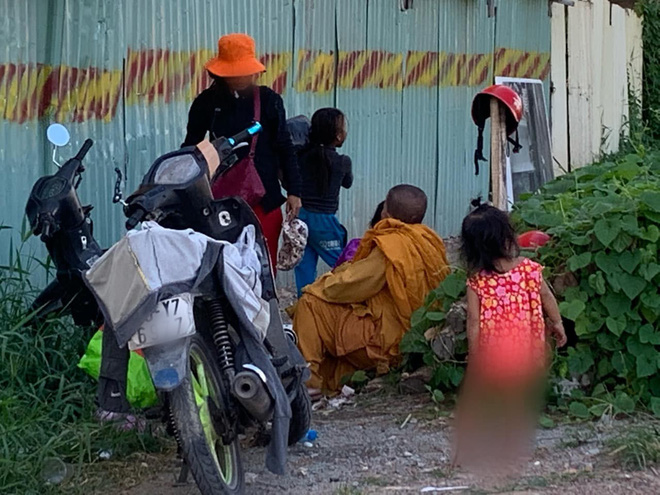 Hai người phụ nữ nằm phè phỡn” đếm tiền, chăn dắt” trẻ em ở Sài Gòn: Tái xuất sau 2 tháng được đưa vào Trung tâm bảo trợ xã hội-3