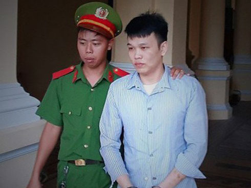 Một chiến sĩ cảnh sát rơi từ tầng 2 xuống đất khi đang chữa cháy-3