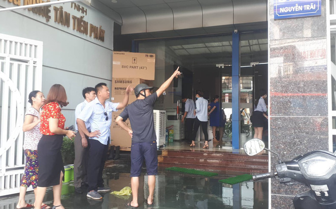 Một chiến sĩ cảnh sát rơi từ tầng 2 xuống đất khi đang chữa cháy-1