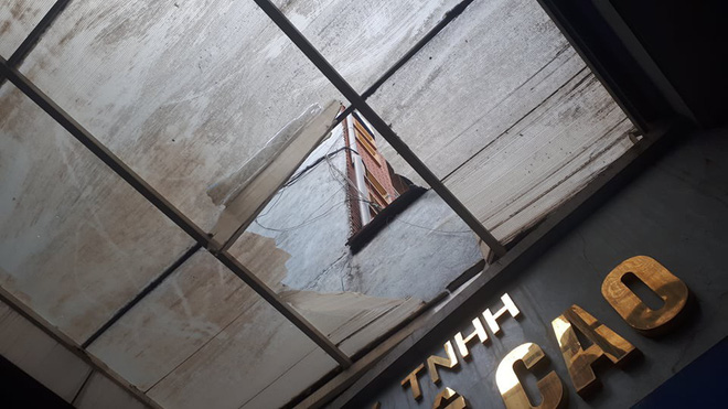 Một chiến sĩ cảnh sát rơi từ tầng 2 xuống đất khi đang chữa cháy-2