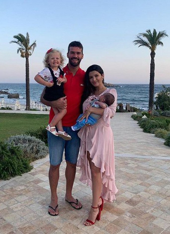 Sao Liverpool hủy kỳ nghỉ hè, xây trường học và bệnh viện ở Senegal-2