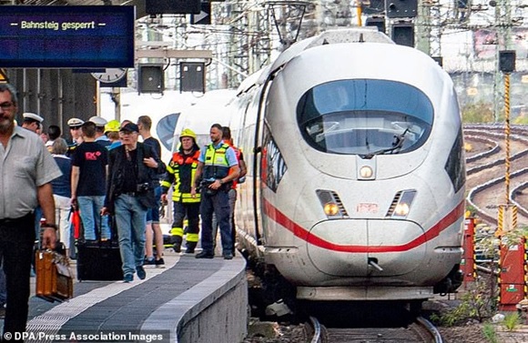 Bé trai 8 tuổi chết thương tâm khi bị người lạ đẩy vào đường ray trong lúc đoàn tàu đang lao tới-1