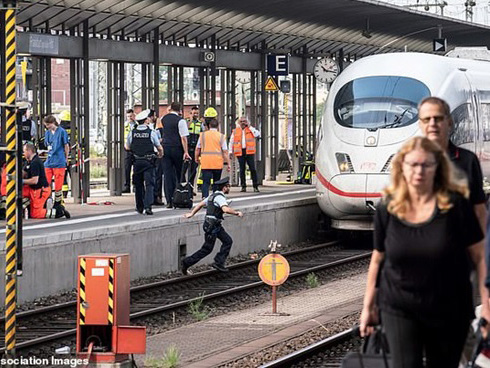 Thót tim khoảnh khắc bé trai cheo leo ngoài ban công tầng 6, trượt tay ngã xuống dưới-3