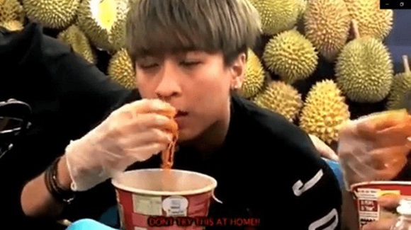 Bị đầy hơi vẫn cố chấp thực hiện thử thách ăn mì siêu cay trộn sầu riêng, ca sĩ 22 tuổi suýt chết trong bệnh viện-2