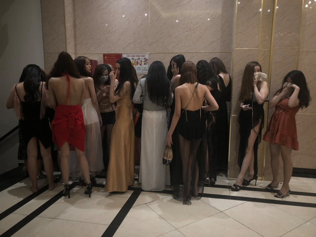 Phát hiện nữ tiếp viên nhí 13 tuổi trong tụ điểm ăn chơi nổi tiếng Sài Gòn-1