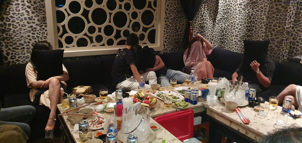Phát hiện nữ tiếp viên nhí 13 tuổi trong tụ điểm ăn chơi nổi tiếng Sài Gòn-6