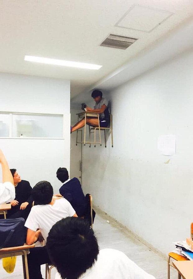 Bị phạt ngồi riêng vì nói chuyện quá nhiều trong lớp, nhưng cách cậu bạn này chịu phạt mới là điều khiến nhiều người khó hiểu-2