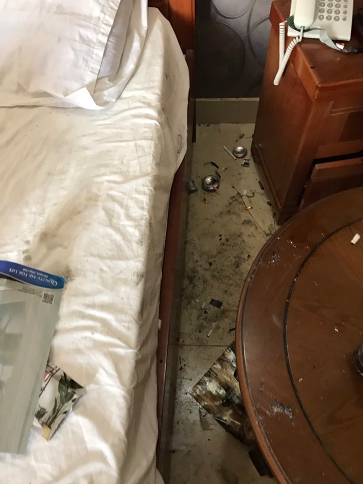 Cặp đôi lén lút mang chó vào khách sạn, ra về để lại căn phòng kinh hãi-1