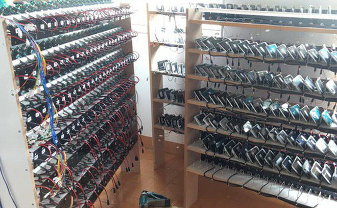 Dân chơi YouTube Việt Nam cày view bằng hàng trăm điện thoại cùng lúc, xây cả dàn chuyên dụng ngập phòng-1
