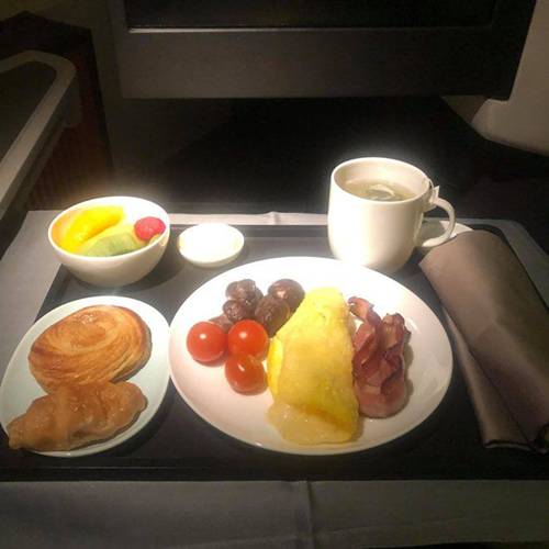 Bữa ăn xa xỉ của sao Việt trên máy bay, nhìn người cuối cùng mới thấy sang chảnh cỡ nào-2