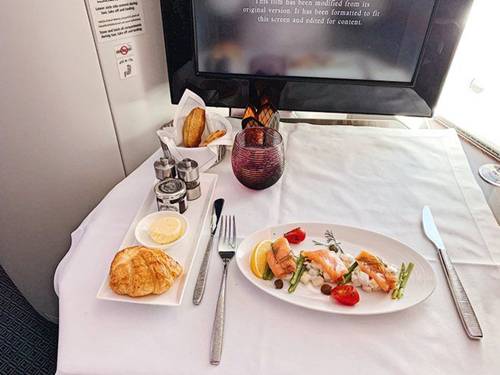 Bữa ăn xa xỉ của sao Việt trên máy bay, nhìn người cuối cùng mới thấy sang chảnh cỡ nào-10