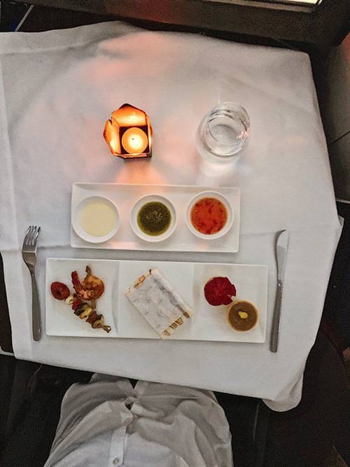 Bữa ăn xa xỉ của sao Việt trên máy bay, nhìn người cuối cùng mới thấy sang chảnh cỡ nào-11