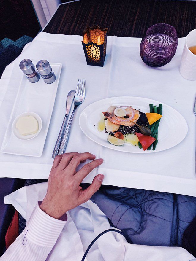 Bữa ăn xa xỉ của sao Việt trên máy bay, nhìn người cuối cùng mới thấy sang chảnh cỡ nào-16