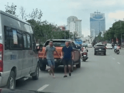 Tài xế xe bán tải vác gậy golf đòi đánh người giữa đường