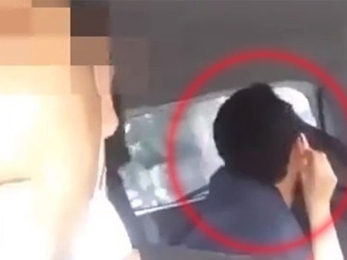 Cặp đôi dính chặt nhau, hôn ngấu nghiến trên taxi nhưng tài xế mới là người bị chỉ trích-1