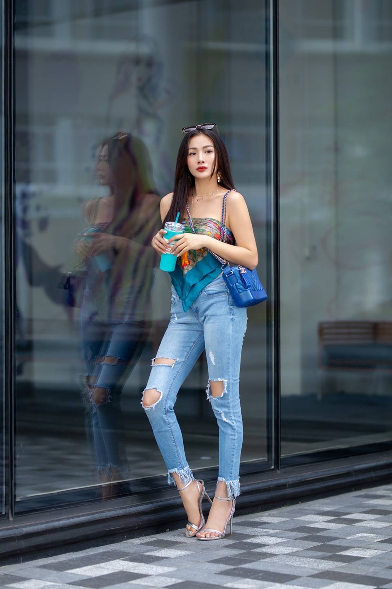 Yaya Trương Nhi dùng khăn thay áo, sexy dạo phố-4