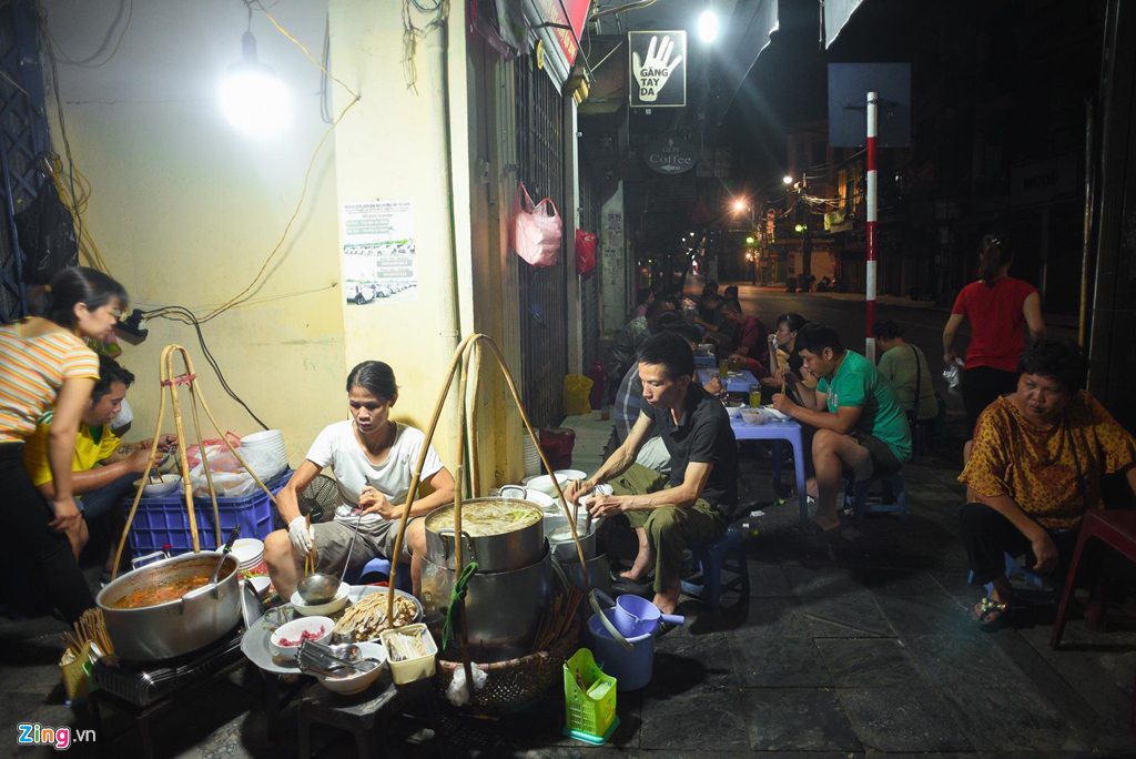 Gánh phở bò sốt vang 30 năm tại Hà Nội chỉ bán từ 3h sáng-2