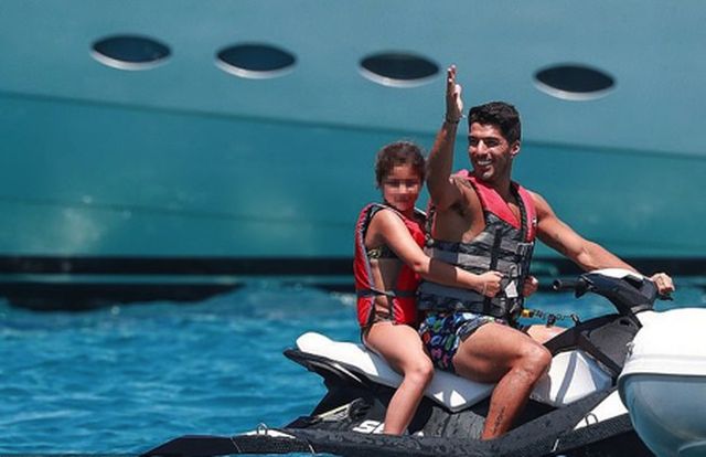 Messi chơi sang với chuyến nghỉ dưỡng trên siêu du thuyền-6