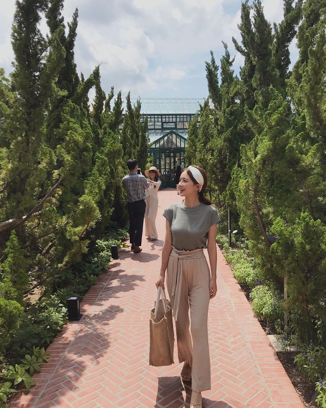 Dù tới sở làm hay đi chơi thì street style Châu Á tuần này cũng cân hết, 15 bộ đều đơn giản mà đẹp sang-5