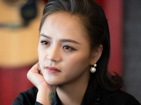 Giữa tâm bão có bạn trai mới, Thu Quỳnh bất ngờ mặc váy cưới bên một người đặc biệt-4