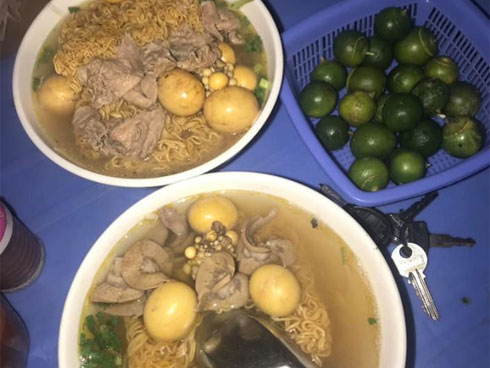 Đi ăn mì gà tần nổi tiếng phố cổ, cô gái trẻ bức xúc vì bị quạt rơi trúng đầu, đổ cả mì nóng nhưng chủ quán không xin lỗi-7