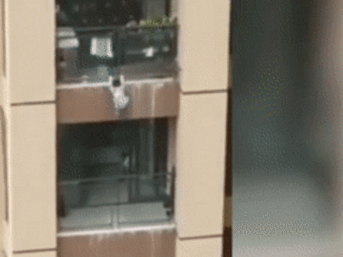 Quan hệ tình dục mãnh liệt ở ban công, cặp đôi rơi xuống đất trọng thương-3