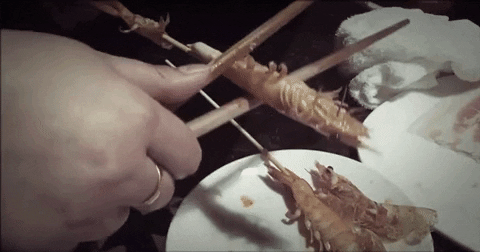 Tưởng không dễ mà dễ không tưởng: Bóc tôm nhoay nhoáy chỉ với đôi đũa quen thuộc!-2