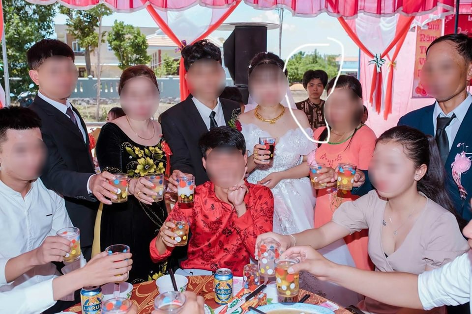 Dân mạng ám ảnh với thánh nữ chụp ké ở đám cưới: Thoắt ẩn thoắt hiện, luôn tìm cách ghé mặt vào mọi khung hình-1