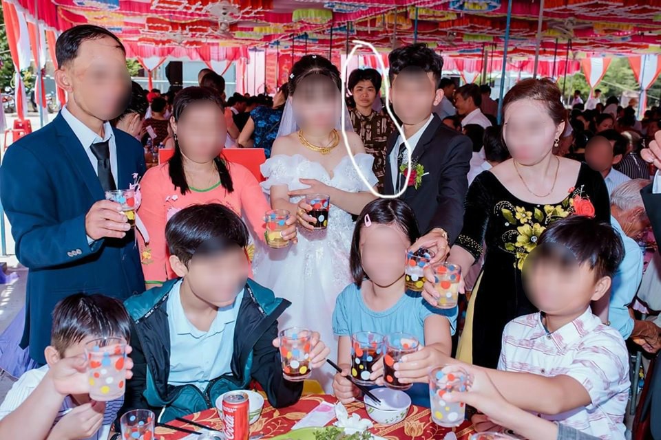 Dân mạng ám ảnh với thánh nữ chụp ké ở đám cưới: Thoắt ẩn thoắt hiện, luôn tìm cách ghé mặt vào mọi khung hình-3