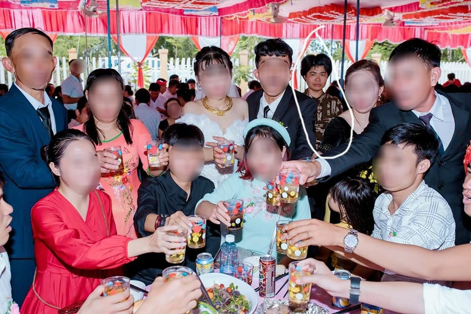 Dân mạng ám ảnh với thánh nữ chụp ké ở đám cưới: Thoắt ẩn thoắt hiện, luôn tìm cách ghé mặt vào mọi khung hình-11