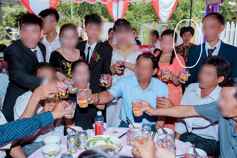 Dân mạng ám ảnh với thánh nữ chụp ké ở đám cưới: Thoắt ẩn thoắt hiện, luôn tìm cách ghé mặt vào mọi khung hình-4