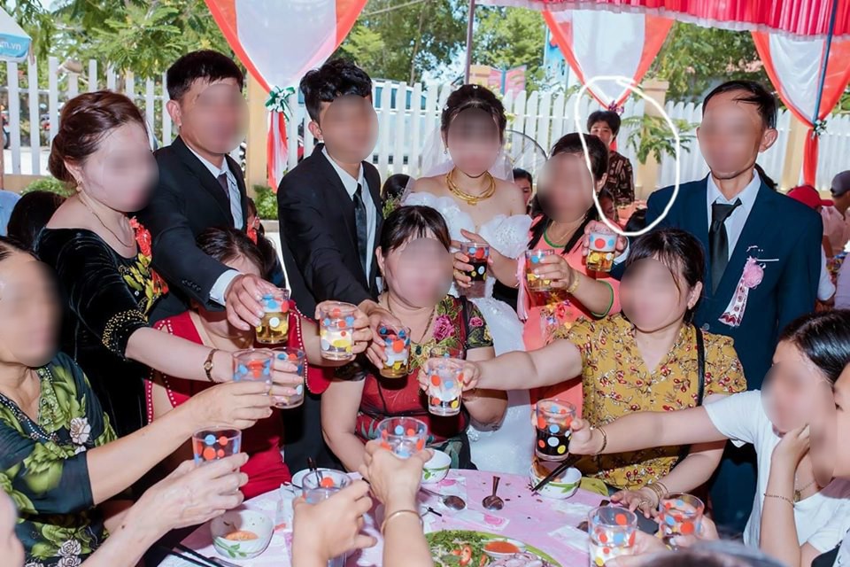 Dân mạng ám ảnh với thánh nữ chụp ké ở đám cưới: Thoắt ẩn thoắt hiện, luôn tìm cách ghé mặt vào mọi khung hình-5