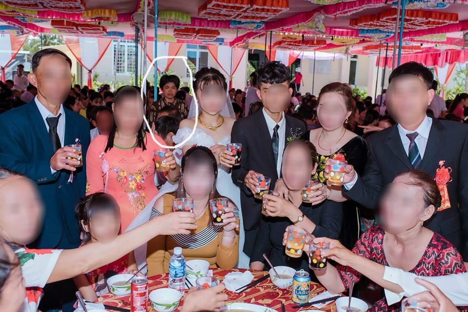 Dân mạng ám ảnh với thánh nữ chụp ké ở đám cưới: Thoắt ẩn thoắt hiện, luôn tìm cách ghé mặt vào mọi khung hình-8