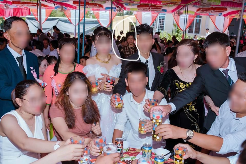 Dân mạng ám ảnh với thánh nữ chụp ké ở đám cưới: Thoắt ẩn thoắt hiện, luôn tìm cách ghé mặt vào mọi khung hình-9