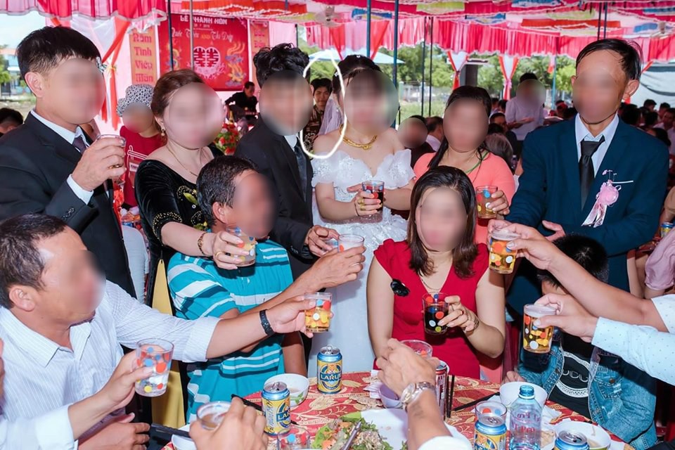 Dân mạng ám ảnh với thánh nữ chụp ké ở đám cưới: Thoắt ẩn thoắt hiện, luôn tìm cách ghé mặt vào mọi khung hình-10